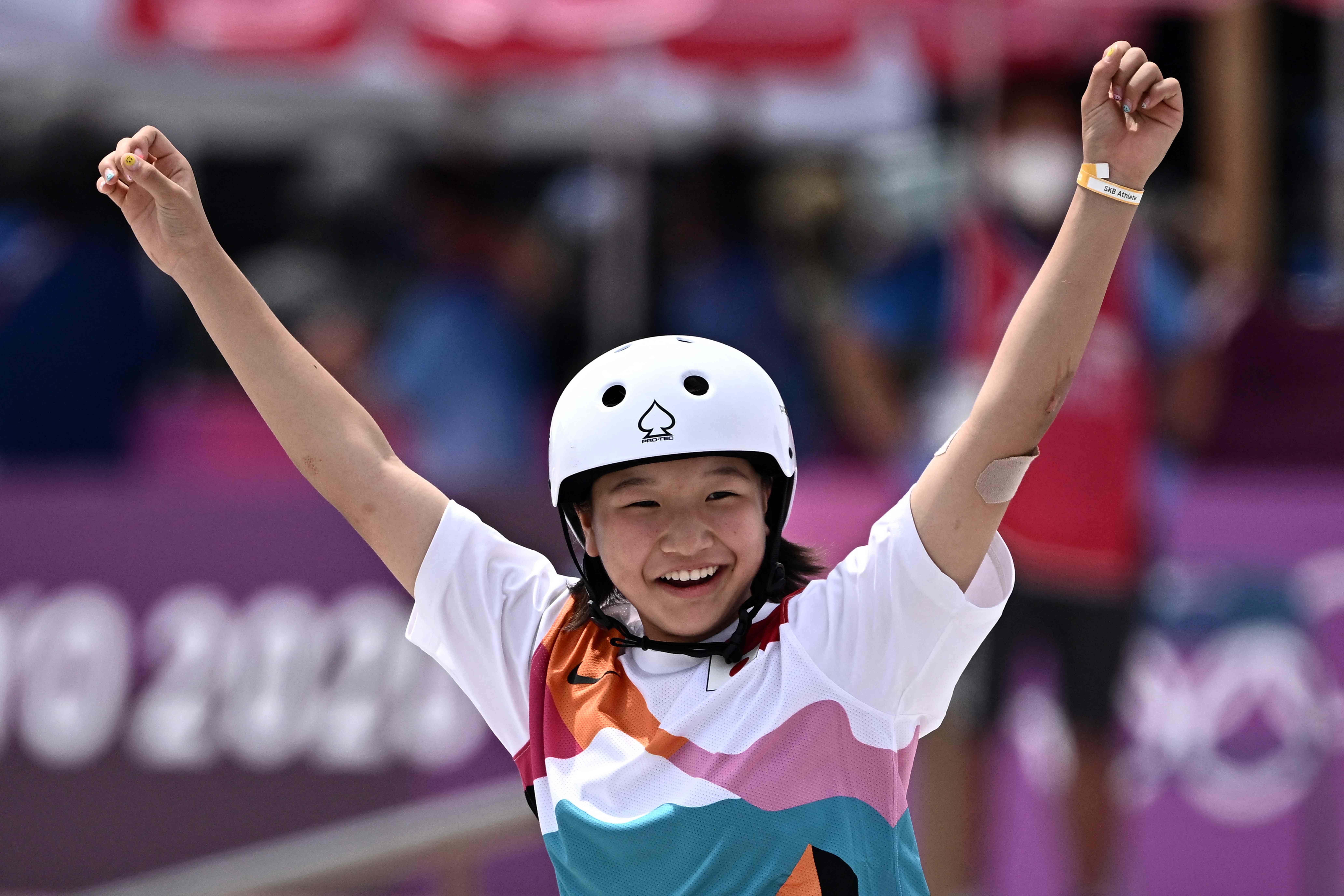 La japonesa Momiji Nishiya celebra su victoria en los Juegos Olímpicos de Tokio 2020. Ganó la medalla de oro en el skate. La competencia se disputó en el Ariake Sports Park. Foto Prensa Libre: AFP.