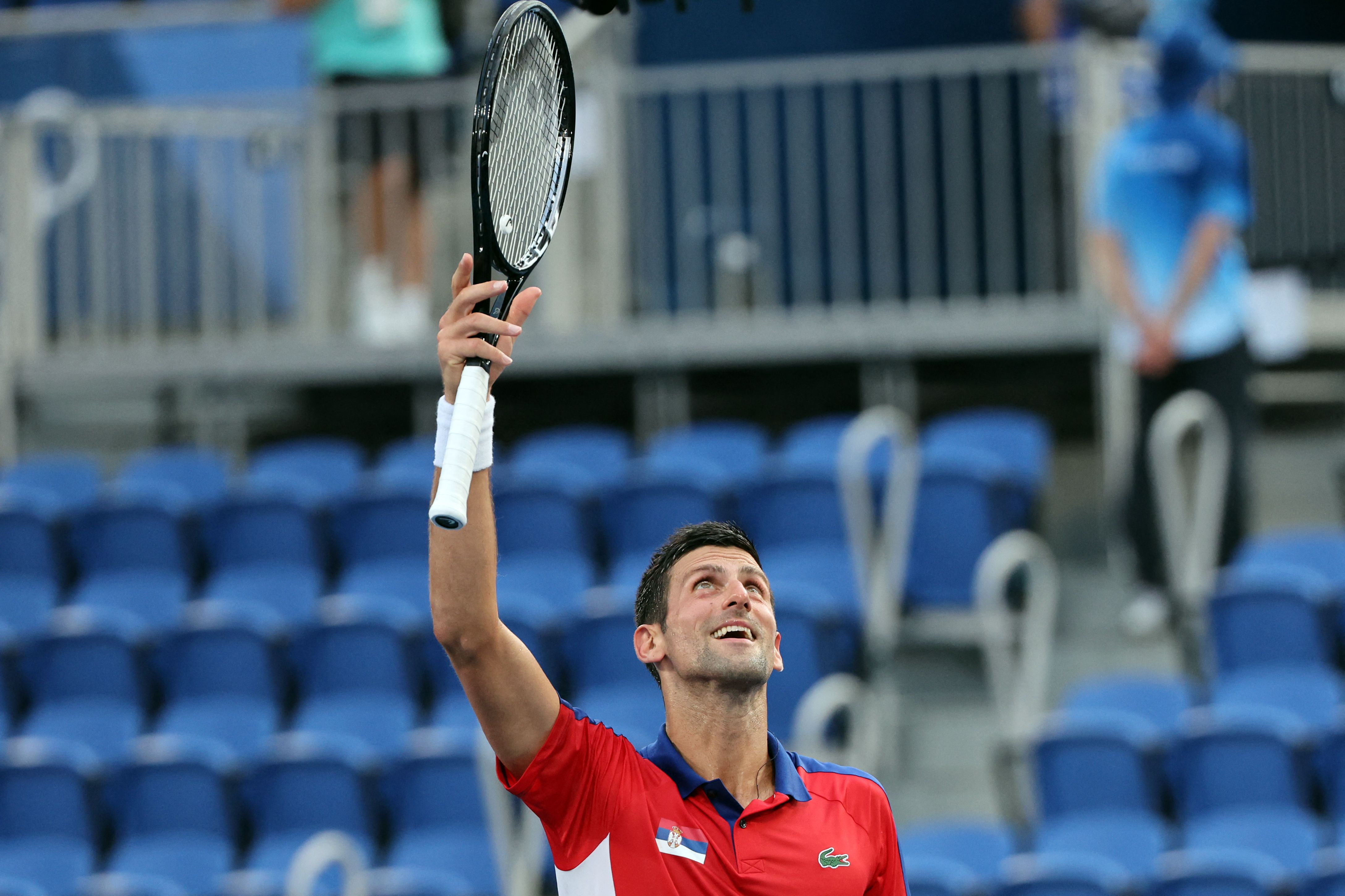 El serbio Novak Djokovic celebra la victoria frente a  Alejandro Davidovich Fokina durante los Juegos Olímpicos de Tokio 2020. El número uno avanza a cuartos de final. El duelo fue en el Ariake Tennis Park en Tokio. Foto Prensa Libre: AFP.