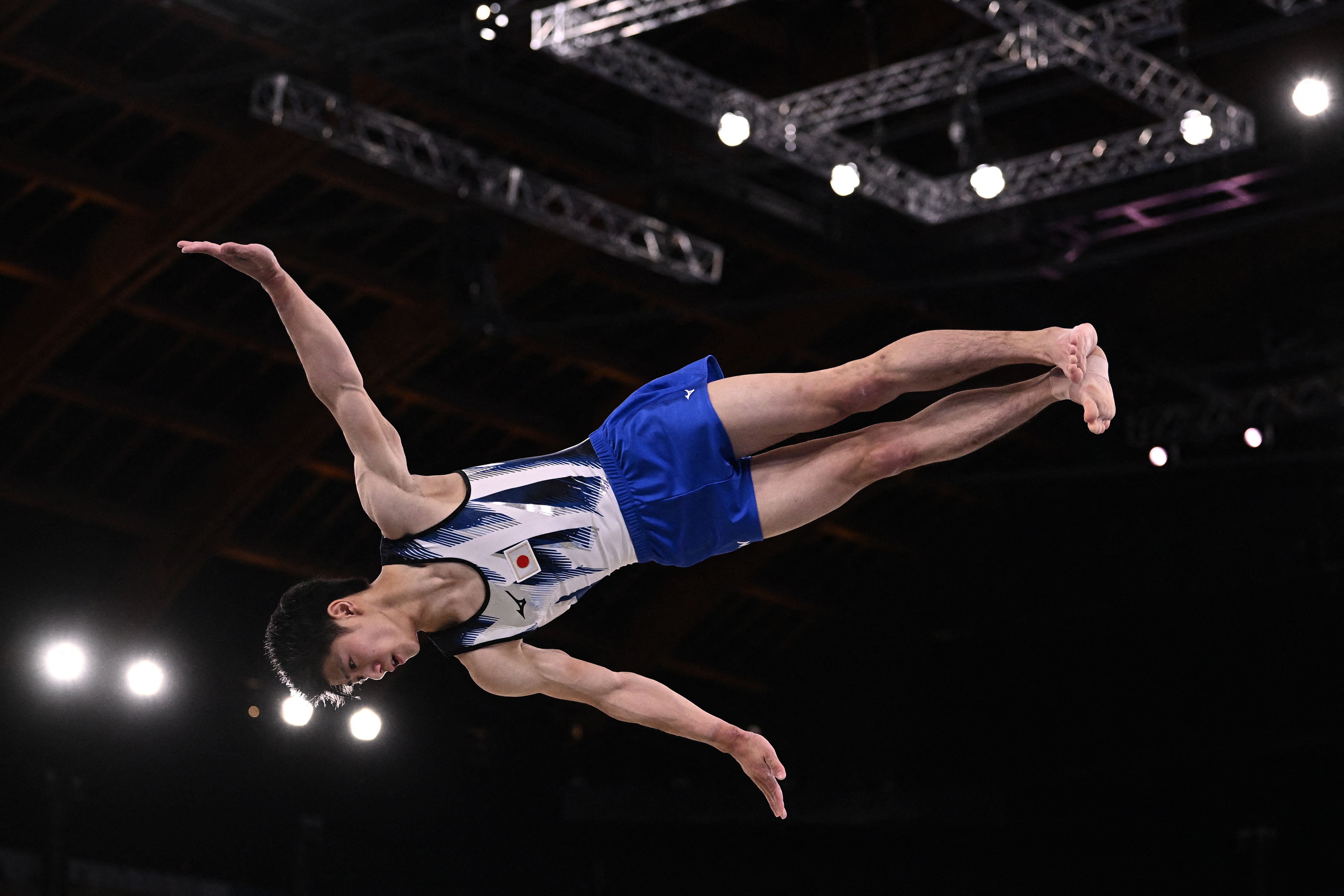 El japonés Daiki Hashimoto en el evento de piso de gimnasia artística en la final del all-around de los Juegos Olímpicos de Tokio. Foto Prensa Libre: AFP.