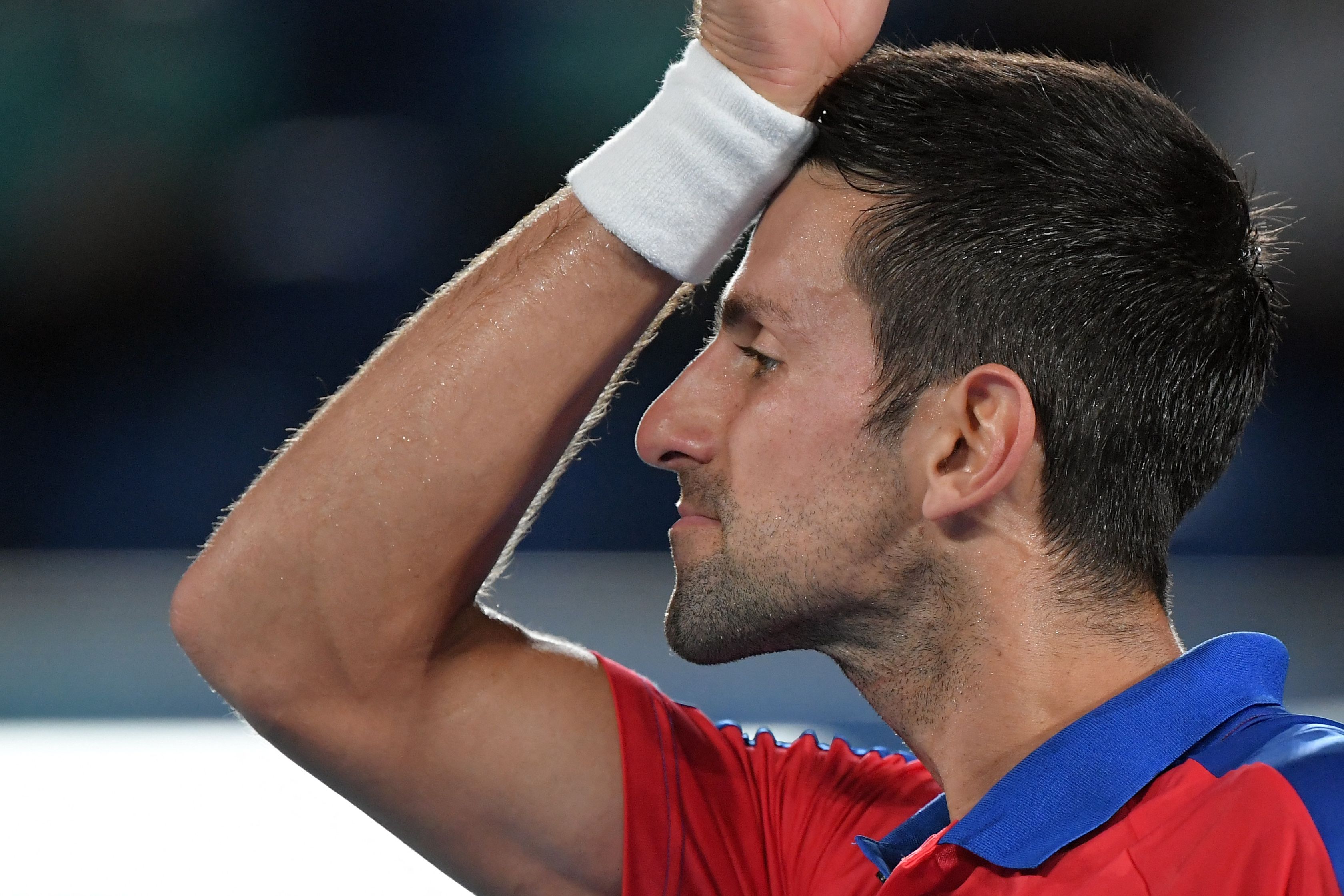 Novak Djokovic durante el juego de cuartos de final ante el japonés Kei Nishikori en el Ariake Tennis Park en Tokio. El serbio avanzó a las semifinales. Foto Prensa Libre: AFP.