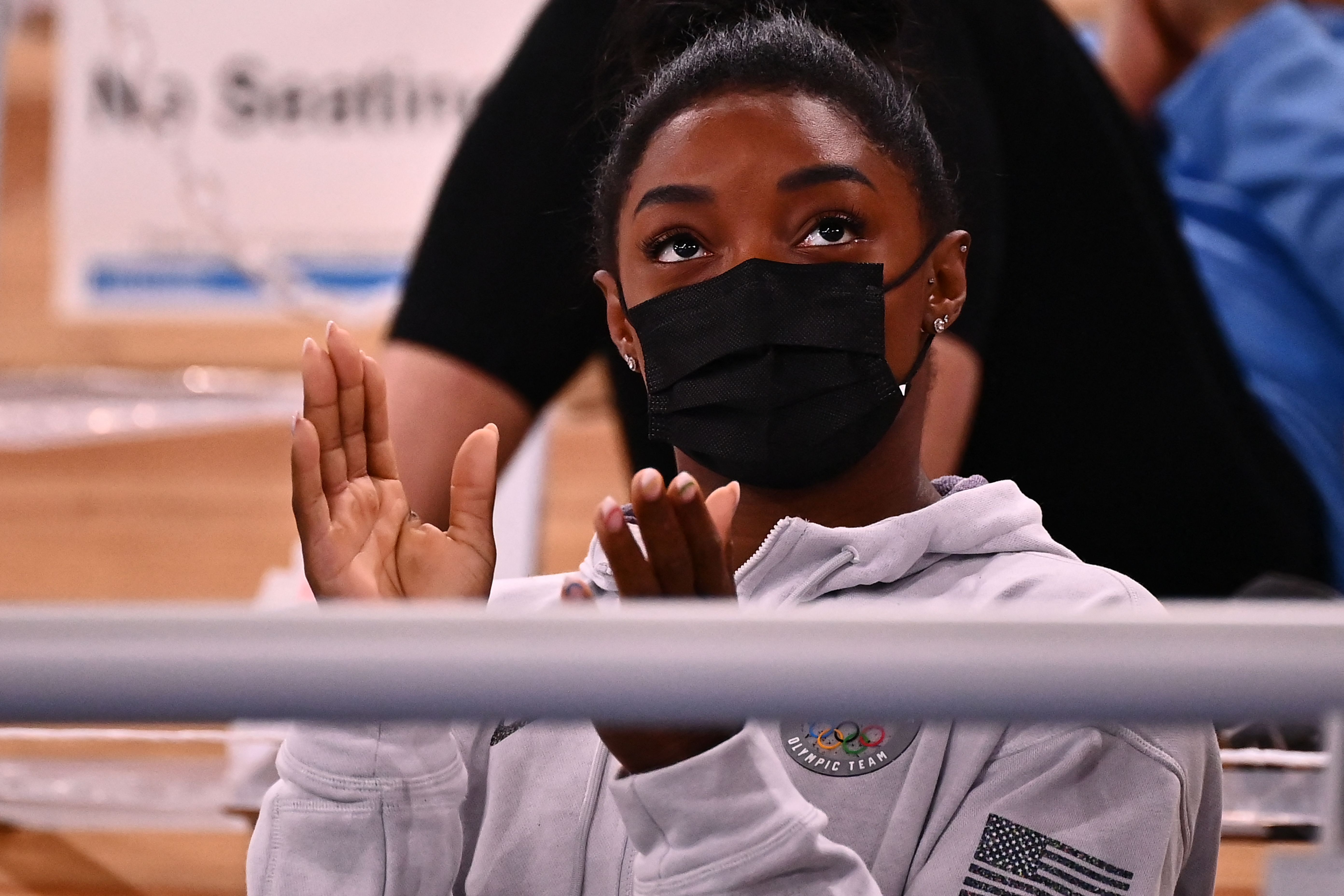 La gimnasta Simone Biles aplaude durante el evento de gimnasia artística. (Foto Prensa Libre: AFP)