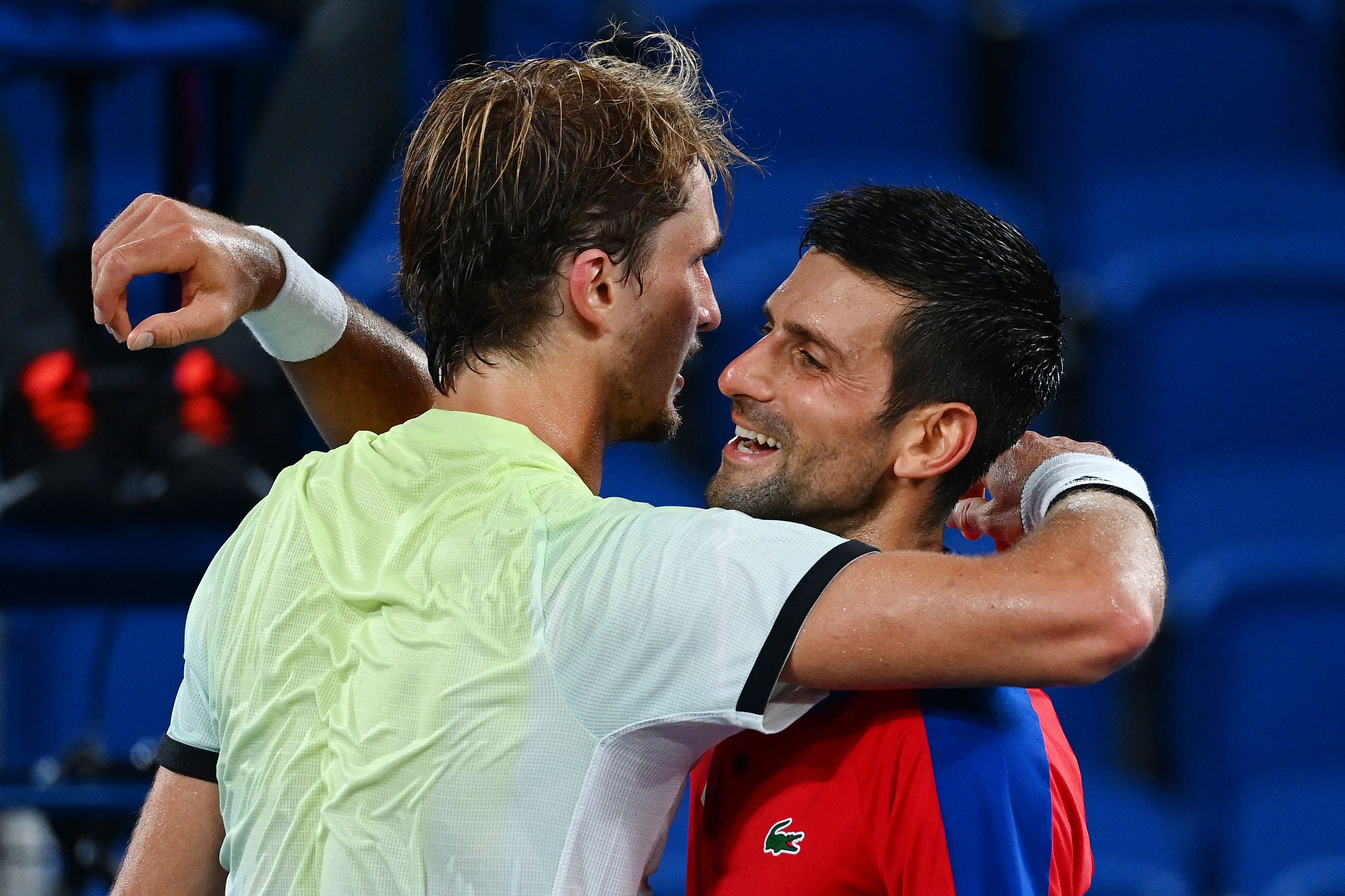 El serbio Novak Djokovic felicita al alemán Alexander Zverev quien le ganó la semifinal de tenis individual en los Juegos Olímpicos de Tokio 2020. Foto Prensa Libre: AFP.