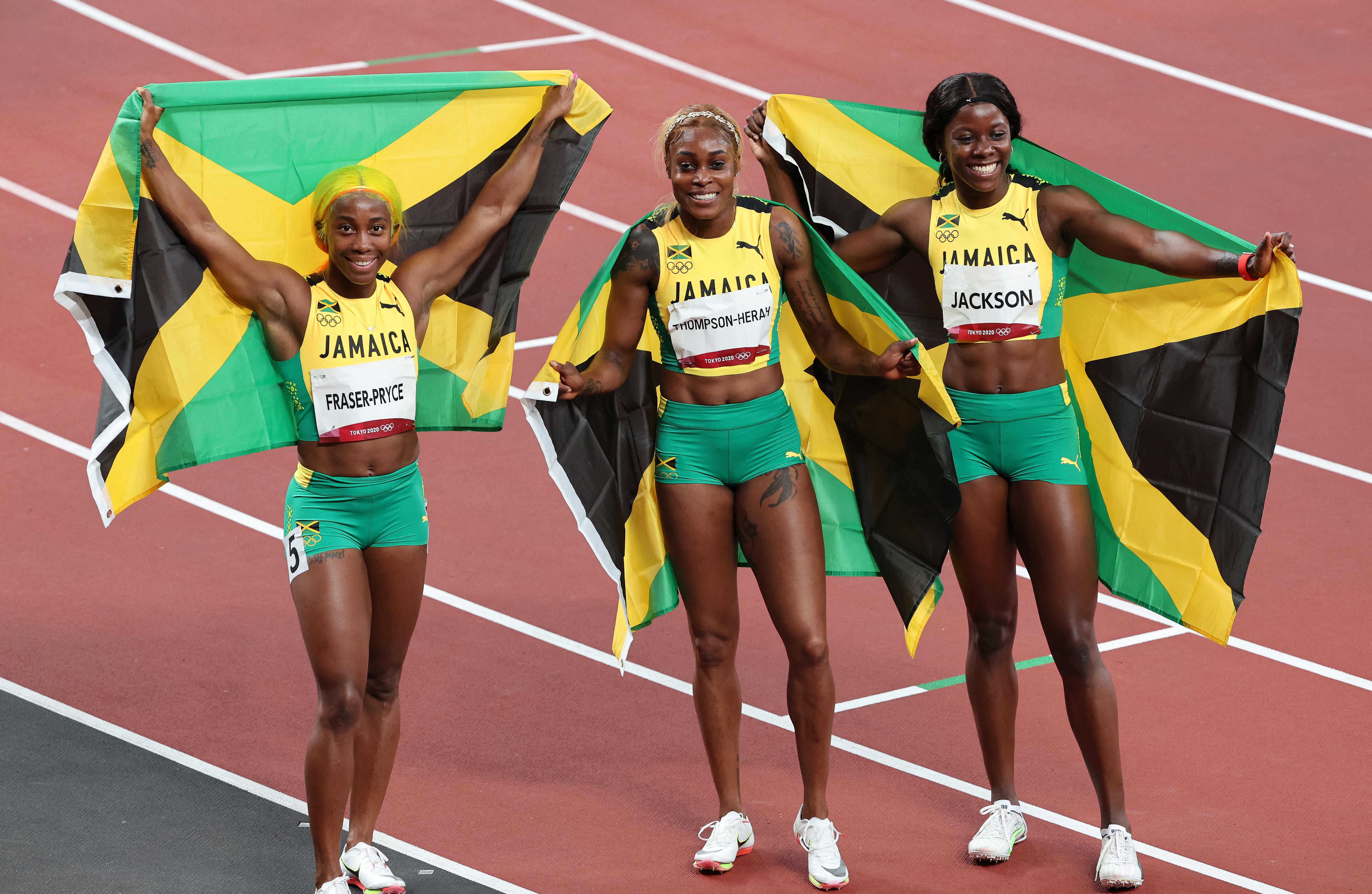 Las jamaiquinas Shelly-Ann Fraser-Pryce, Elaine Thompson-Herah and Shericka Jackson posan para una foto grupal luego de la prueba femenina de 100m final. (Foto Prensa Libre: AFP)