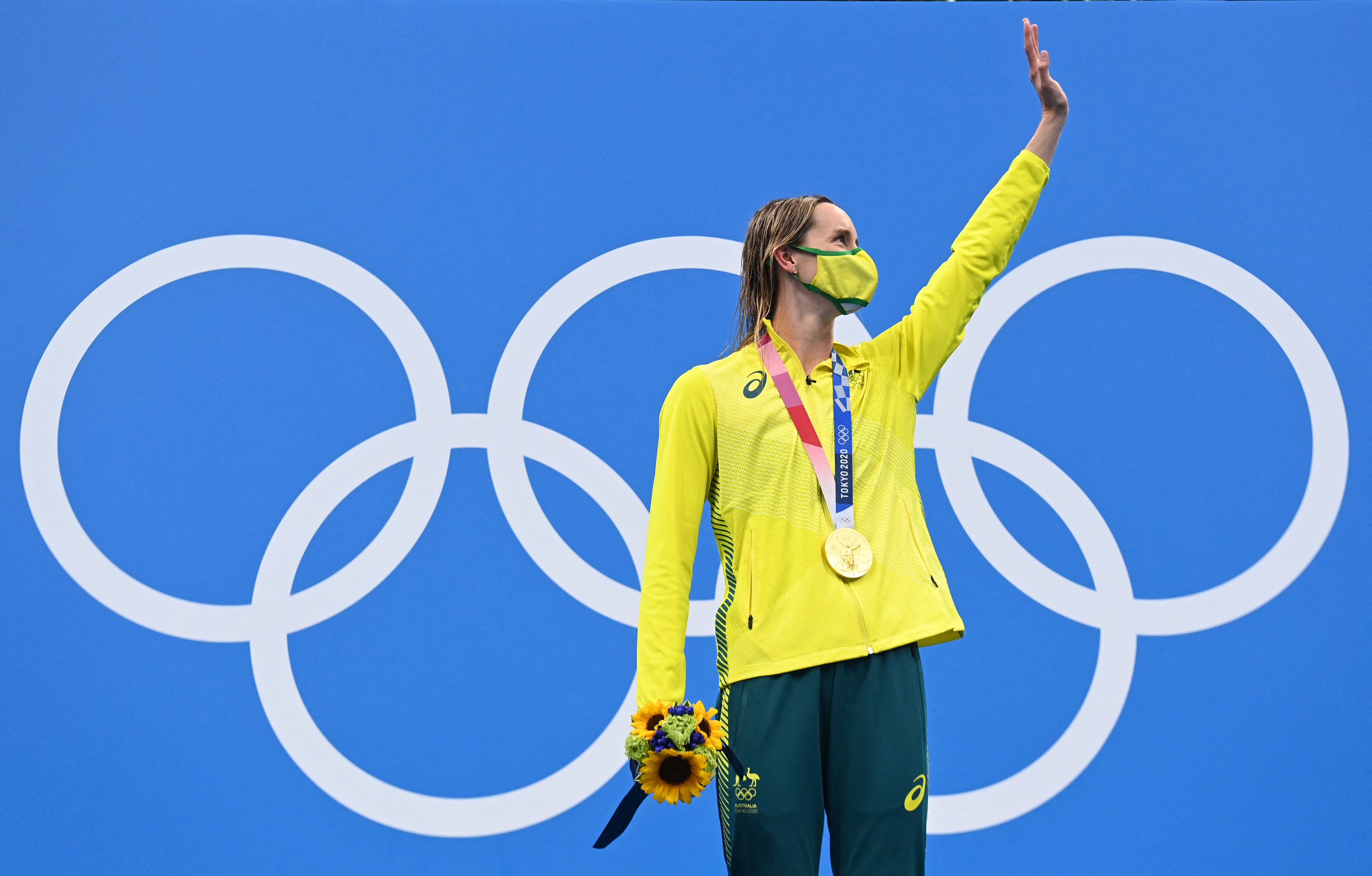 Emma McKeon posa con una de sus medallas obtenidas. (AFP)