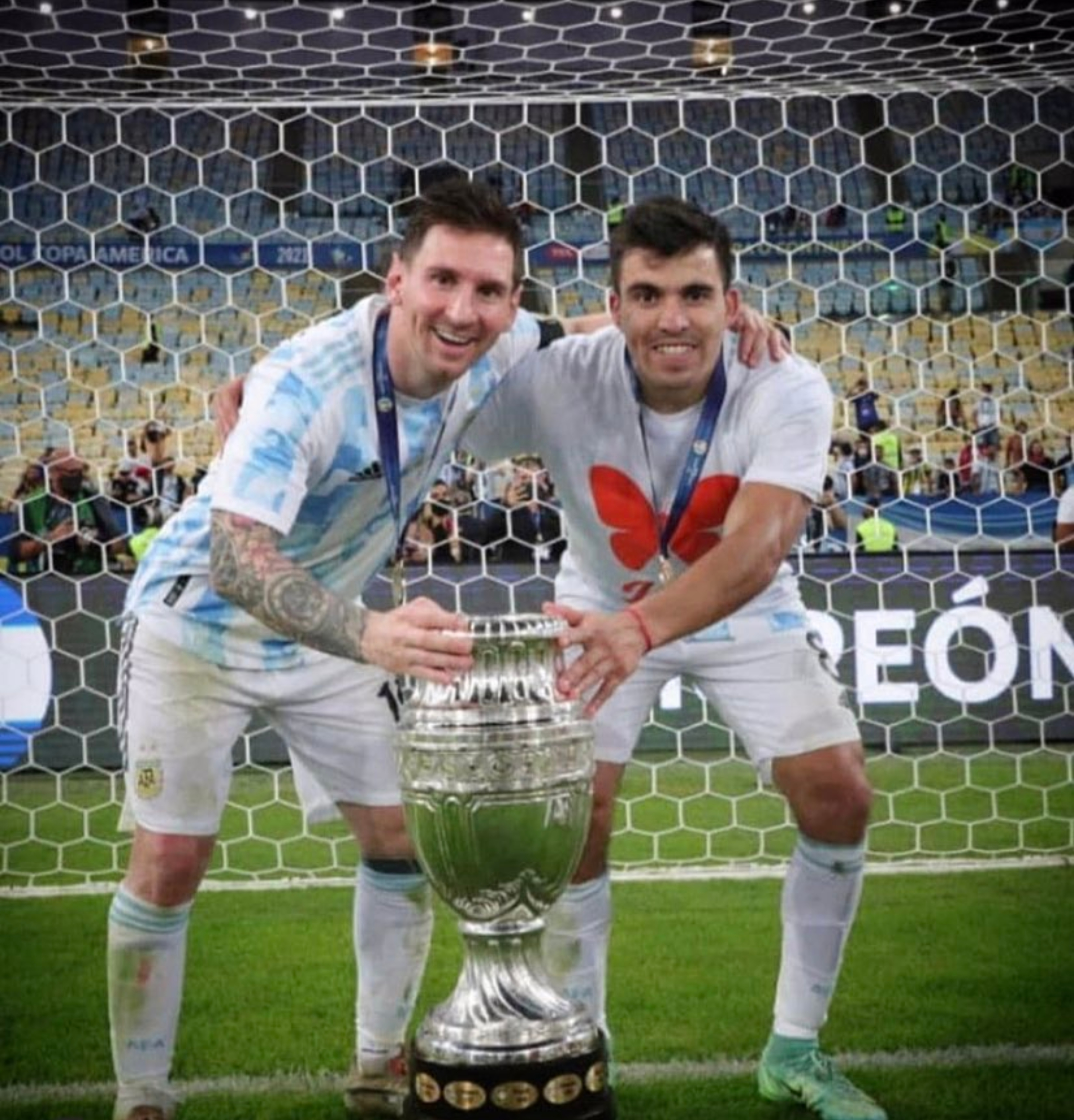 Marcos Acuña posa con Leo Messi y la Copa América que ganaron el sábado 10 de julio ante Brasil. Foto Prensa Libre: Redes.