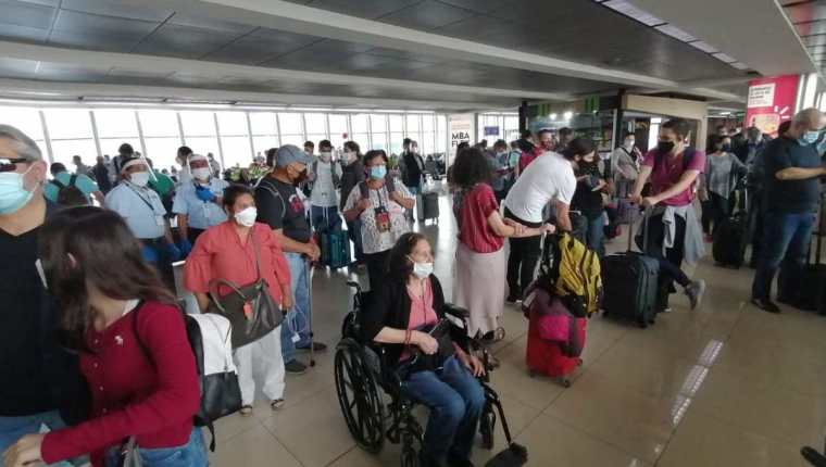 El Aeropuerto Internacional La Aurora estuvo cerrado seis meses en el 2020. Luego de ser reabierto en septiembre, el número de vuelos empezó a aumentar pero aún no llega a la cifra del 2019. (Foto, Prensa Libre: Hemeroteca PL).