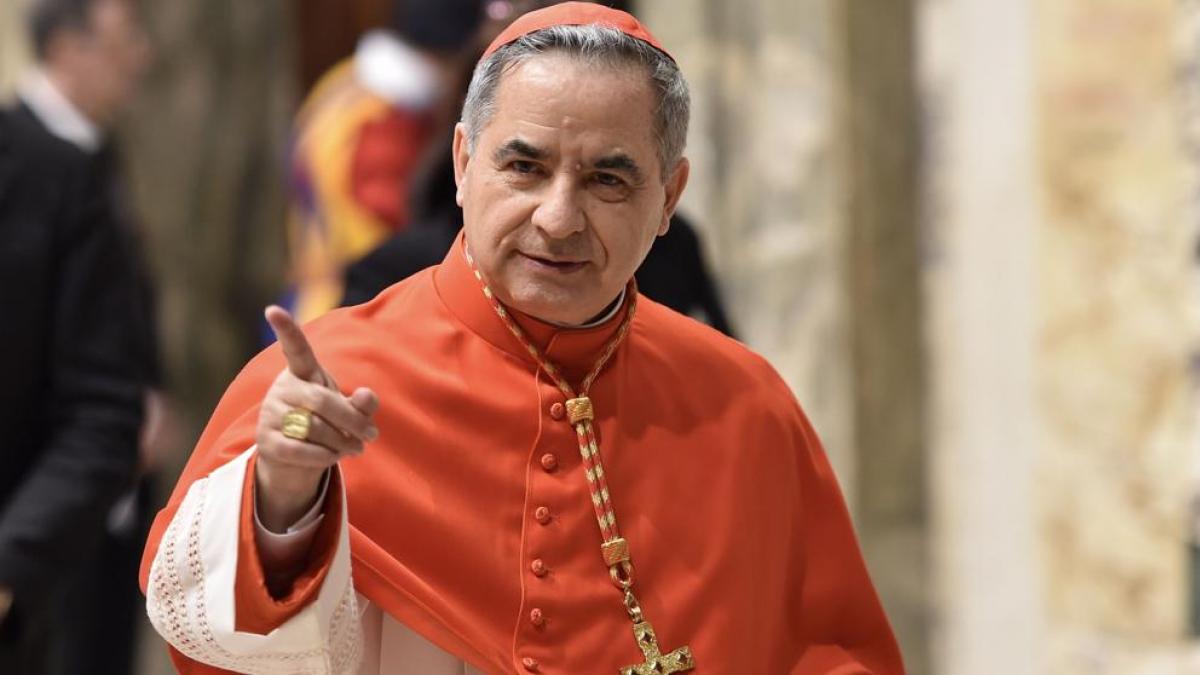 El cardenal Angelo Becciu, uno de los más influyentes del Vaticano y colaborador cercano del papa Francisco, comparecerá ante el tribunal de la Santa Sede. (Foto Prensa Libre: AFP)