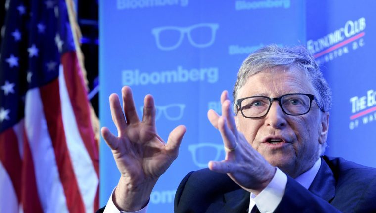 AME6228. WASHINGTON (ESTADOS UNIDOS), 24/06/2019.- El fundador de Microsoft, Bill Gates, habla durante su participación en un evento organizado este lunes, en la sede del organismo en Washington (EE.UU.). El fundador de Microsoft anunció este lunes que espera recaudar unos 2.500 millones de dólares en 2020 a través de un fondo de inversión que él mismo fundó para combatir la crisis climática desde la innovación de varias empresas del sector energético. EFE/Lenin Nolly