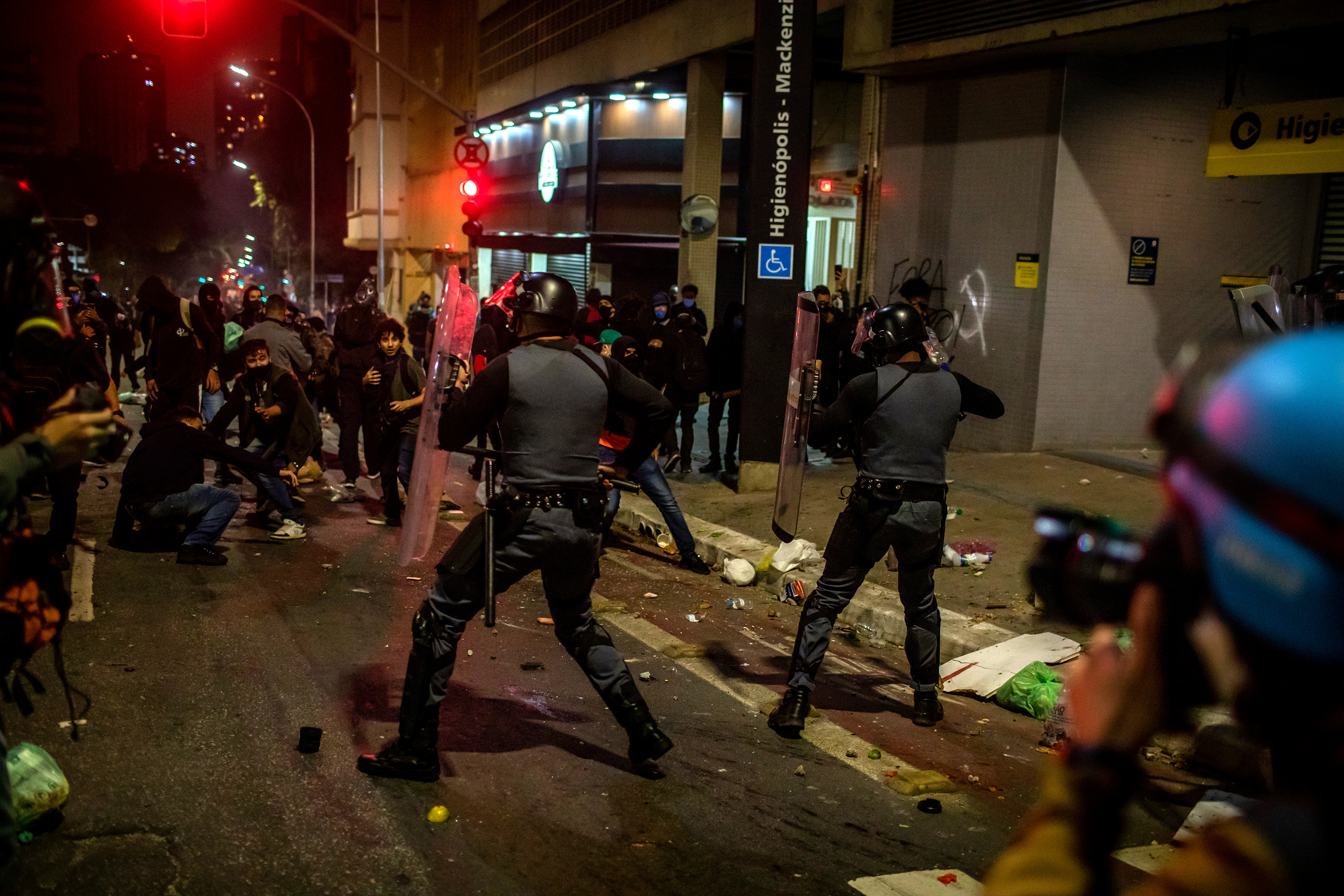 Manifestantes que piden la destitución del presidente Jair Bolsonaro se enfrentan a la policía en São Paulo, el sábado 3 de julio de 2021. (Foto Prensa Libre: Victor Moriyama/The New York Times)
