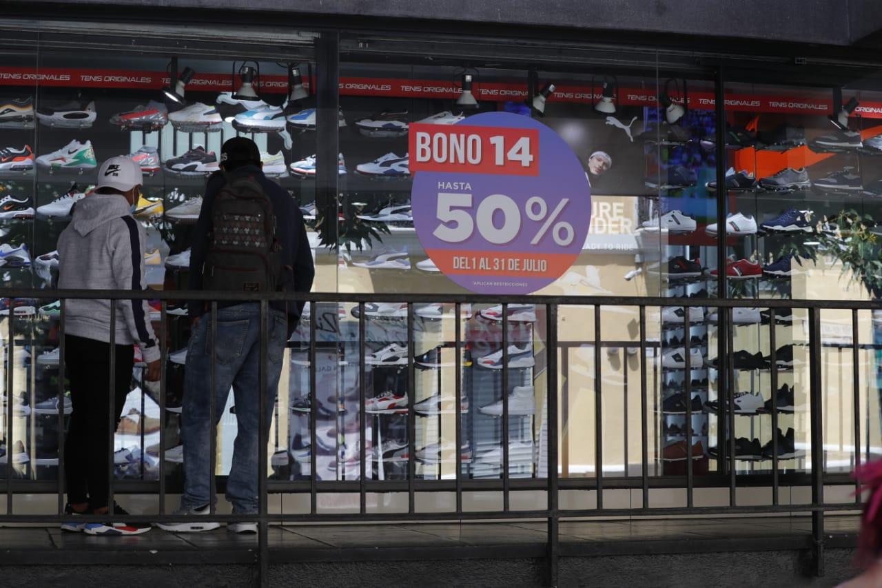 Las remesas familiares serán determinantes para el crecimiento económico en 2021 y las autoridades ajustarán al alza el indicador. (Foto Prensa Libre: Hemeroteca) 