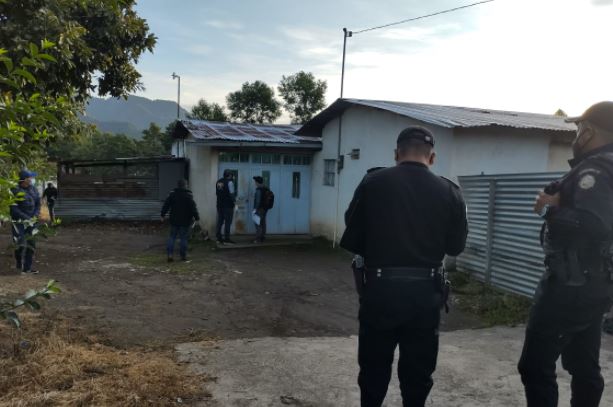 Autoridades efectúan operativo en Santa Lucía Utatlán, Sololá, por caso de pornografía infantil. (Foto Prensa Libre: MP) 