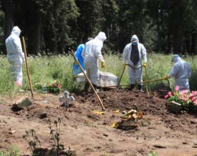 “Nadie los acompaña”: el relato del sepulturero del cementerio La Verbena, donde han inhumado a más de mil víctimas del covid-19