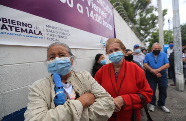 Adultos mayores deben espera varias horas para ser atendidos en el centro de vacunación en el Alida España. (Foto Prensa Libre: Elmer Vargas)