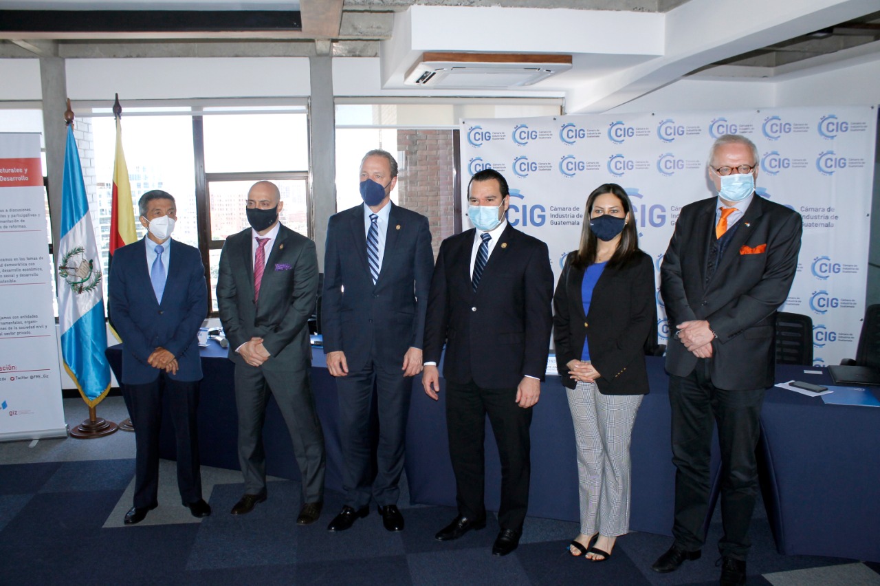 Edgardo Ruiz, representante de la CIG, Raúl Bolaños, delegado de Segeplan, Javier Zepeda y Luis Alfonso Bosch, de CIG, Patricia García, de GIZ y Thomas Wülfing, de la Embajada de Alemania participan en la firma del convenio “Municipios de la mano con la inversión productiva”. (Foto Prensa Libre: Cortesía CIG)