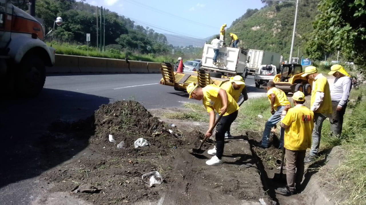Personal de empresas contratadas por Covial limpian un derrumbe en la ruta al Pacífico. (Foto: CIV)