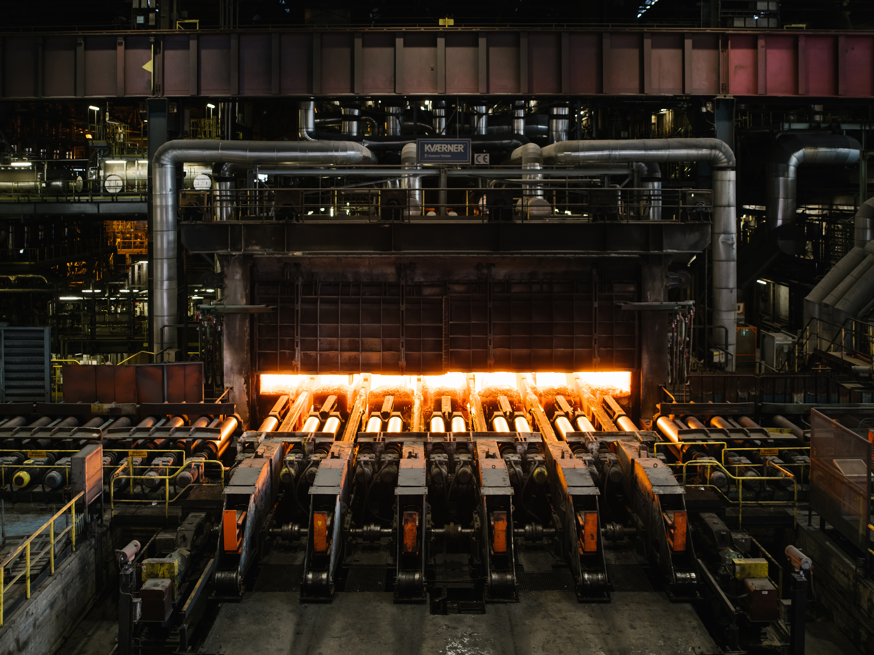 La planta siderúrgica de ArcelorMittal en Zelzate, Bélgica produce hojas de acero el 5 de marzo de 2021. Esta planta experimenta con el uso de hidrógeno en lugar de combustibles fósiles en sus hornos. (Kevin Faingnaert/The New York Times)