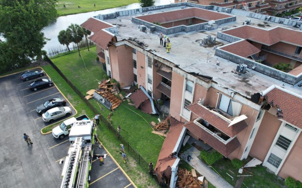 Edificio de apartamentos de tres pisos en el sureste de Florida, EE. UU., fue desalojado. (Foto Prensa Libre: @MiamiDadeFire) 