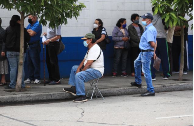 Gran parte de los guatemaltecos han acudido a los distintos centros de vacunación en el país para inmunizarse contra el covid-19. (Foto Prensa Libre: Elmer Vargas) 