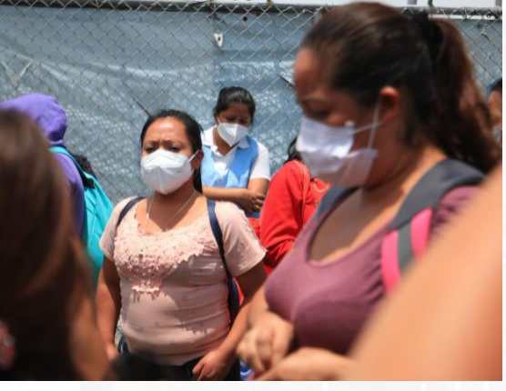 Guatemaltecos usan mascarilla para protegerse contra el covid-19. (Foto Prensa Libre: Carlos Hernández) 