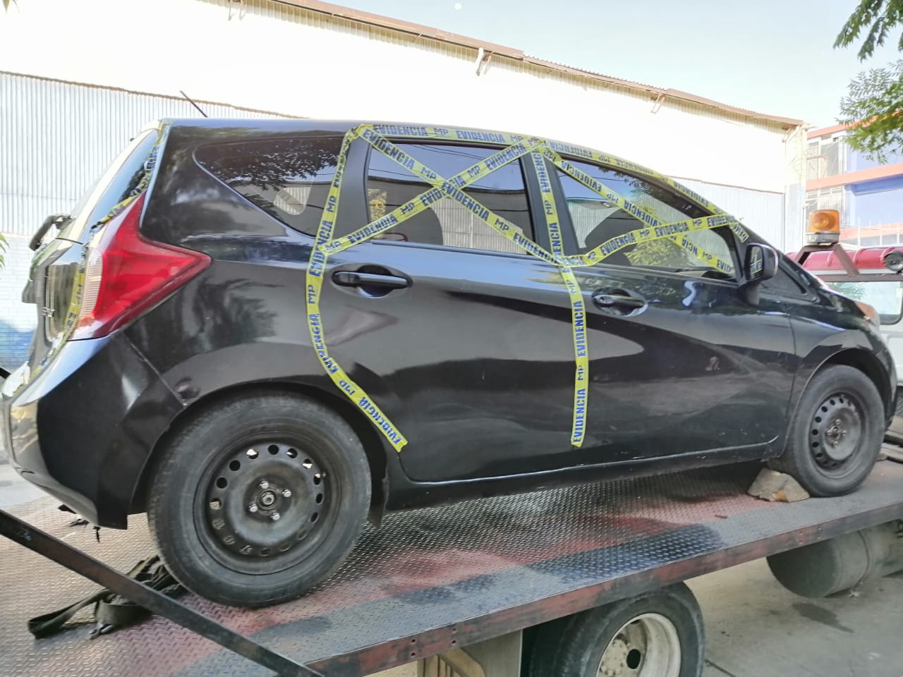 El Ministerio Público decomisó el vehículo en el que fueron localizados tres cadáveres, en la colonia La Reformita, zona 12 capitalina. (Foto Prensa Libre: La Red)