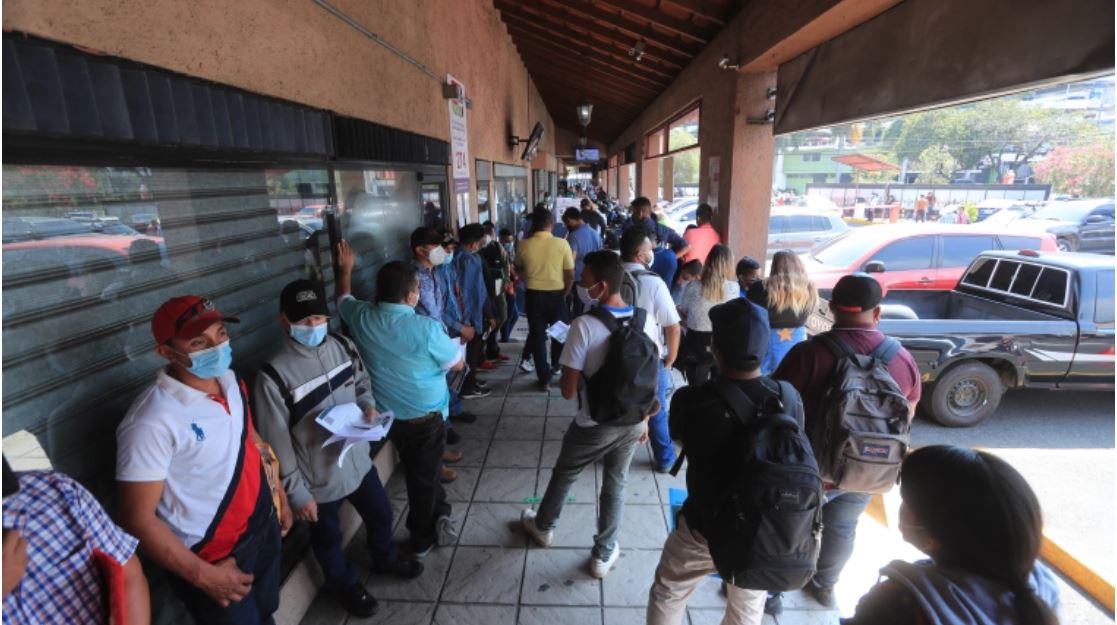 Largas filas en el centro de emisión de pasaporte en la Ciudad de Guatemala. (Foto: Hemeroteca PL)