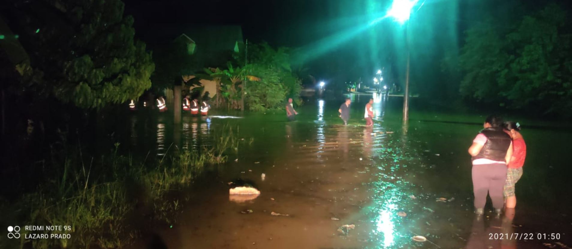 La madrugada de este jueves 22 de julio, vecinos del barrio El Centro, San Fernando Chahal, Alta Verapaz, fueron sorprendidos por una inundación. (Foto Prensa Libre: Conred)