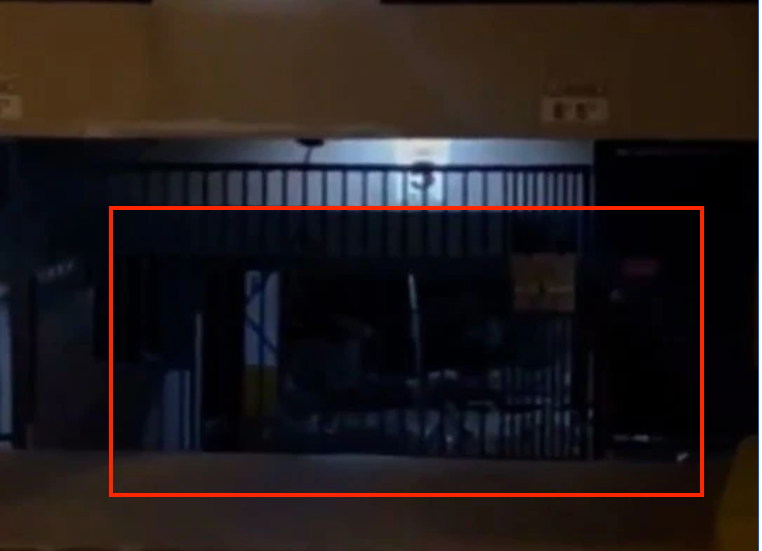 El video muestra cómo caía el agua dentro del estacionamiento del edificio de Miami antes de que ocurriera la tragedia. (Foto: captura de pantalla de video Twitter@ffloresm).
