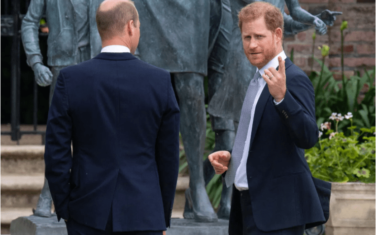Los príncipes William y Harry develaron una estatua de su madre, la princesa Diana, en The Sunken Garden en el Palacio de Kensington, el 1 de julio último. (Foto Prensa Libre: AFP). 