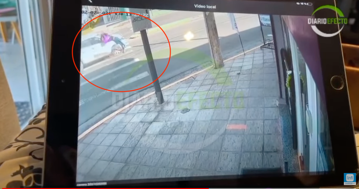 El fatal accidente quedó grabado por las cámaras de seguridad de la vía pública. (Foto captura de pantalla Youtube/@La Noticia 1). 
