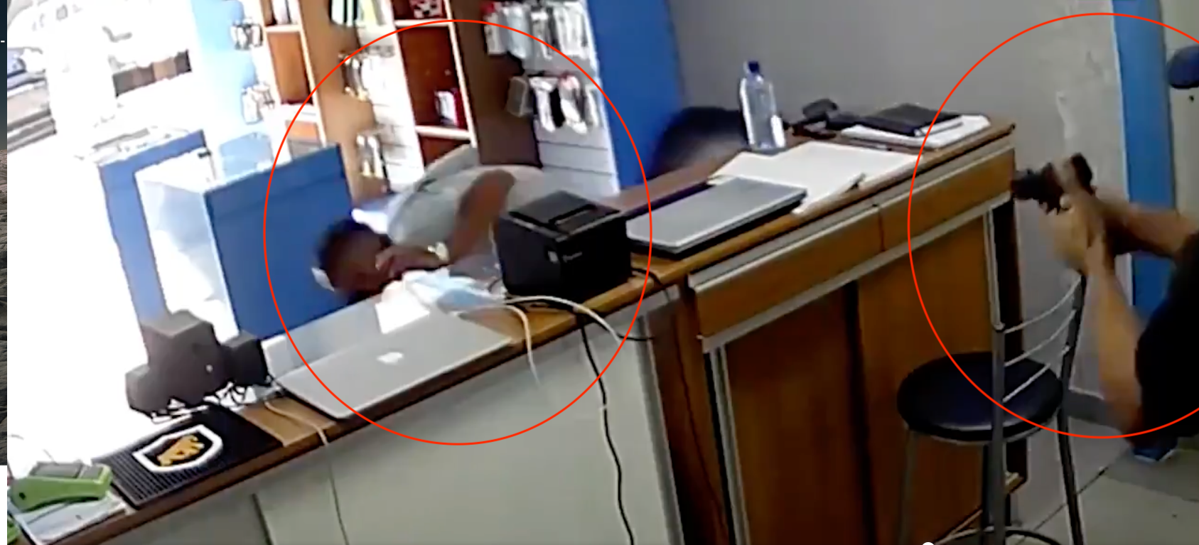 El incidente quedó registrado en la cámara de seguridad del negocio. (Foto captura de pantalla video g1.globo.com).