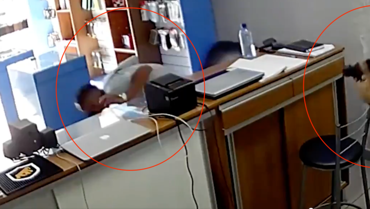 El incidente quedó registrado en la cámara de seguridad del negocio. (Foto captura de pantalla video g1.globo.com).