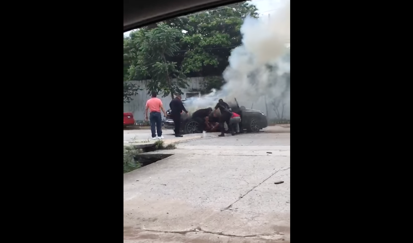 Usuarios grabaron con su móvil violentas escenas del incidente.(Foto captura de pantalla video Facebook/LDHNoticias).