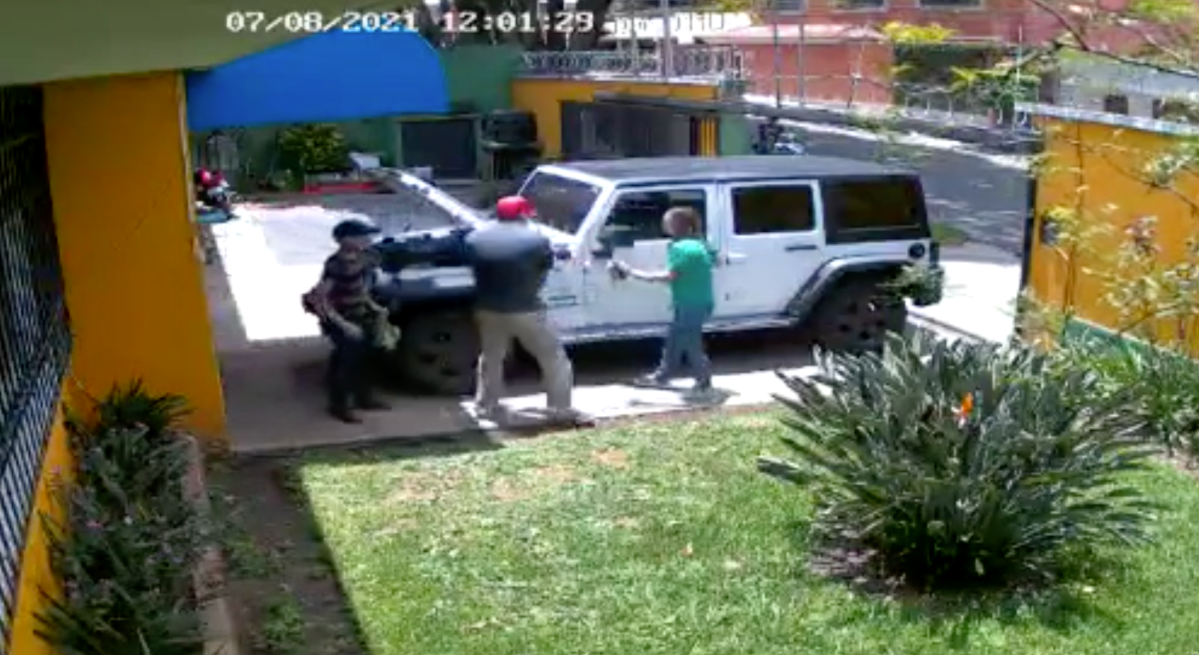 Video: Asaltantes roban a punta de pistola una camioneta en zona 14 de la ciudad de Guatemala