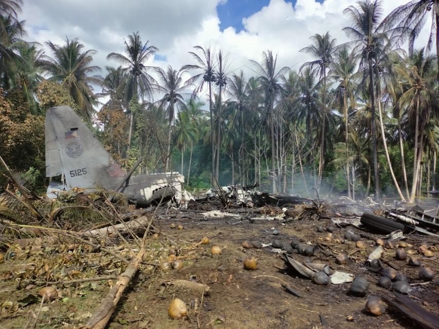Rescatistas buscan posibles sobrevivientes entre los escombros de un avión accidentado en Filipinas.  
(Foto Prensa Libre: EFE)