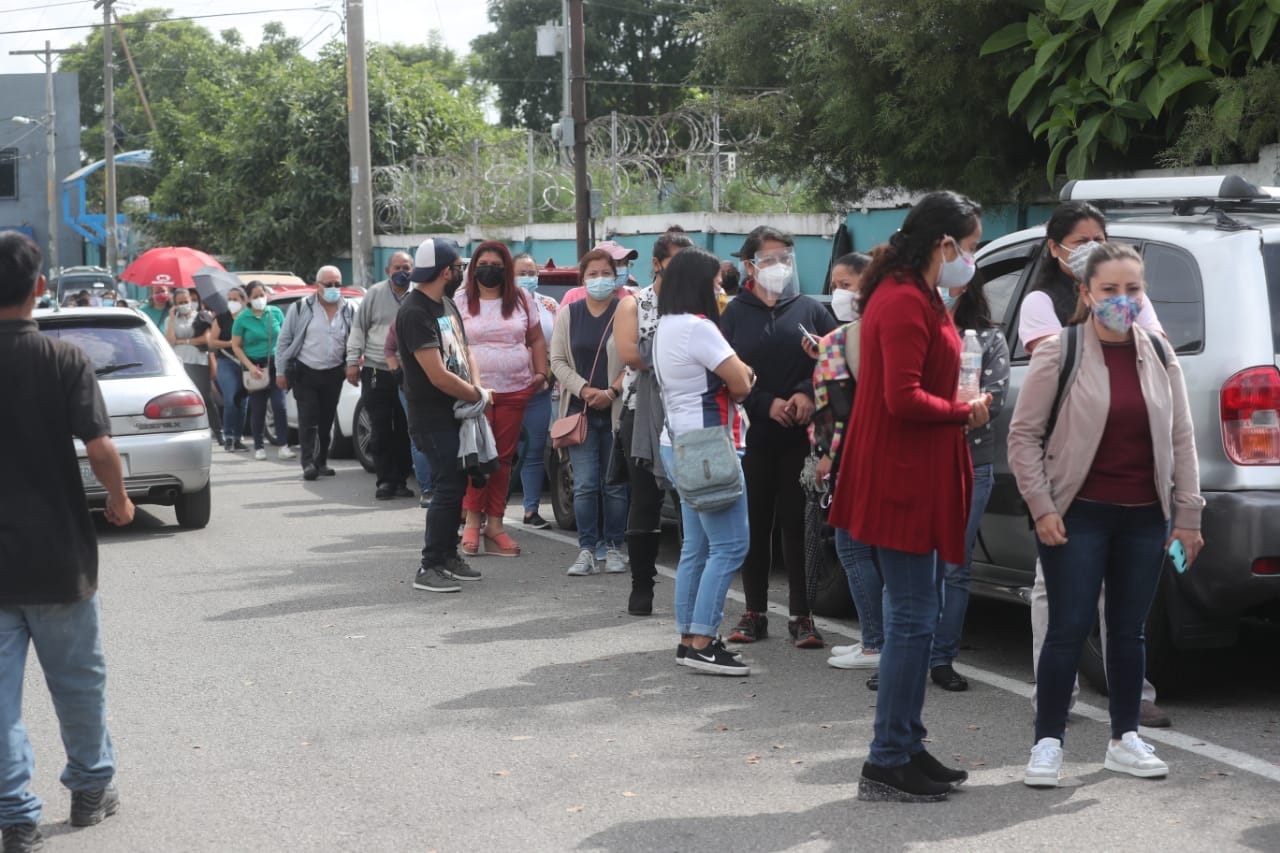 Guatemaltecos buscan recibir la vacuna contra el coronavirus durante uno de los días con más casos detectados por el Ministerio de Salud. (Foto Prensa Libre: Érick Ávila)