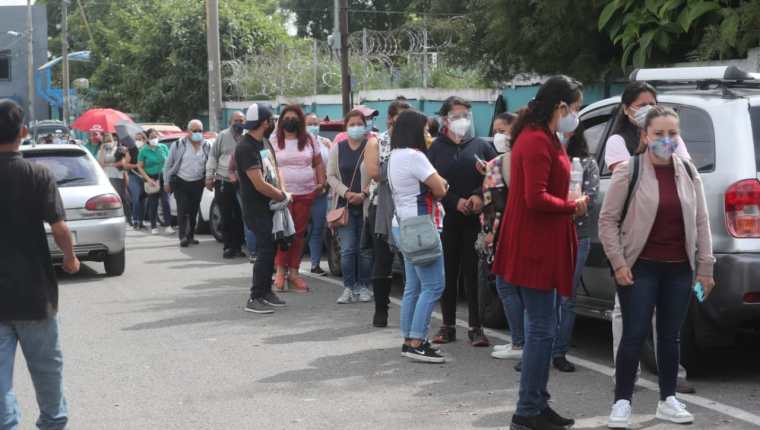Guatemaltecos buscan recibir la vacuna contra el coronavirus durante uno de los días con más casos detectados por el Ministerio de Salud. (Foto Prensa Libre: Érick Ávila)