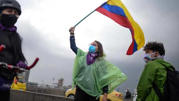 People demonstrate in the framework of protests against the government of President Ivan Duque triggered by a now abandoned tax reform, in Bogota, on May 8, 2021. - Facing anti-government protests that have spiralled into deadly violence, Colombian President Ivan Duque is holding a series of talks with his political foes in search of a way out of the crisis. (Photo by Vannessa Jiménez / AFP)