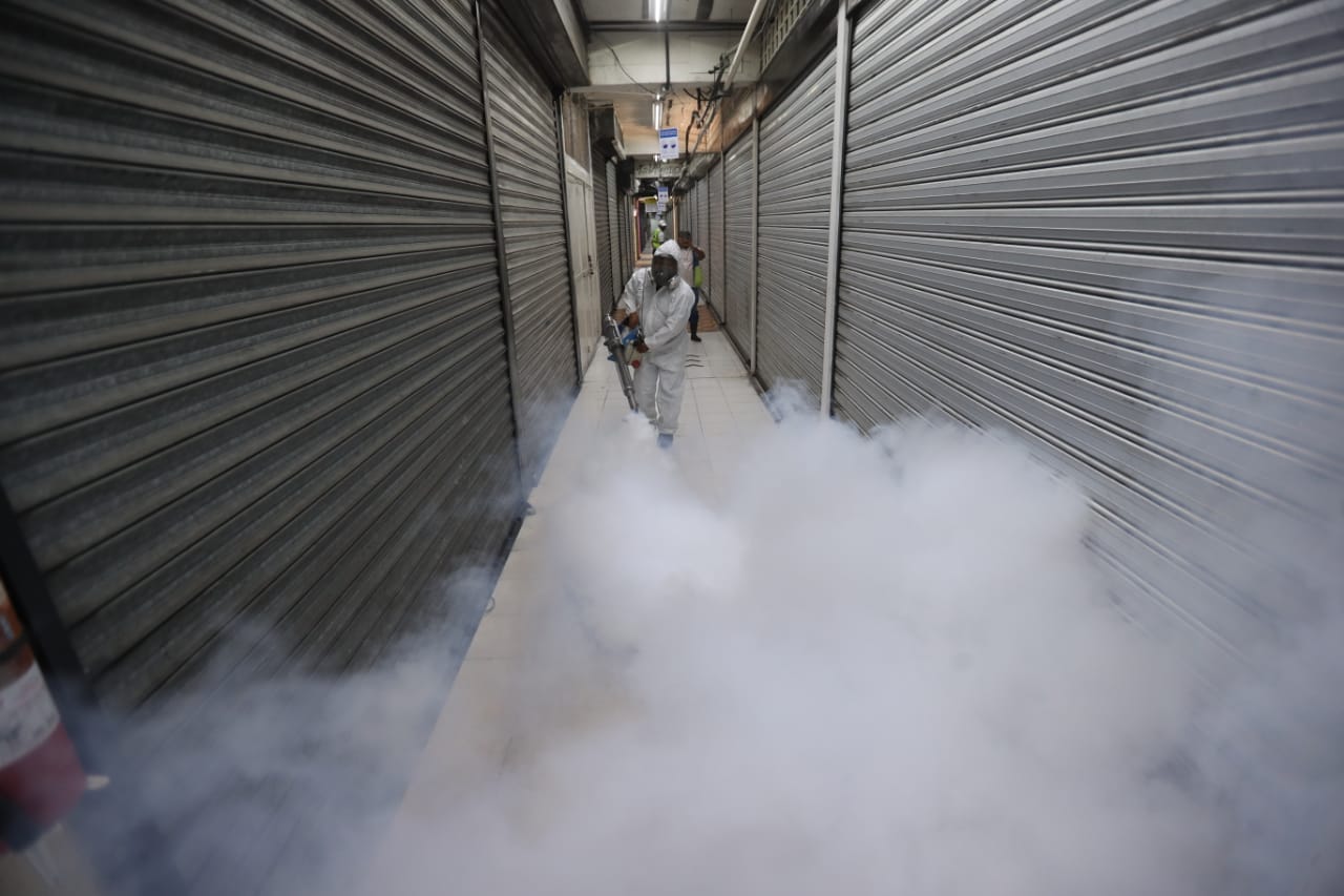 Las labores de limpieza son requeridas en establecimientos comerciales o sitios públicos y privados para reducir las posibilidades de contagios de coronavirus. (Foto Prensa Libre: Érick Ávila) 