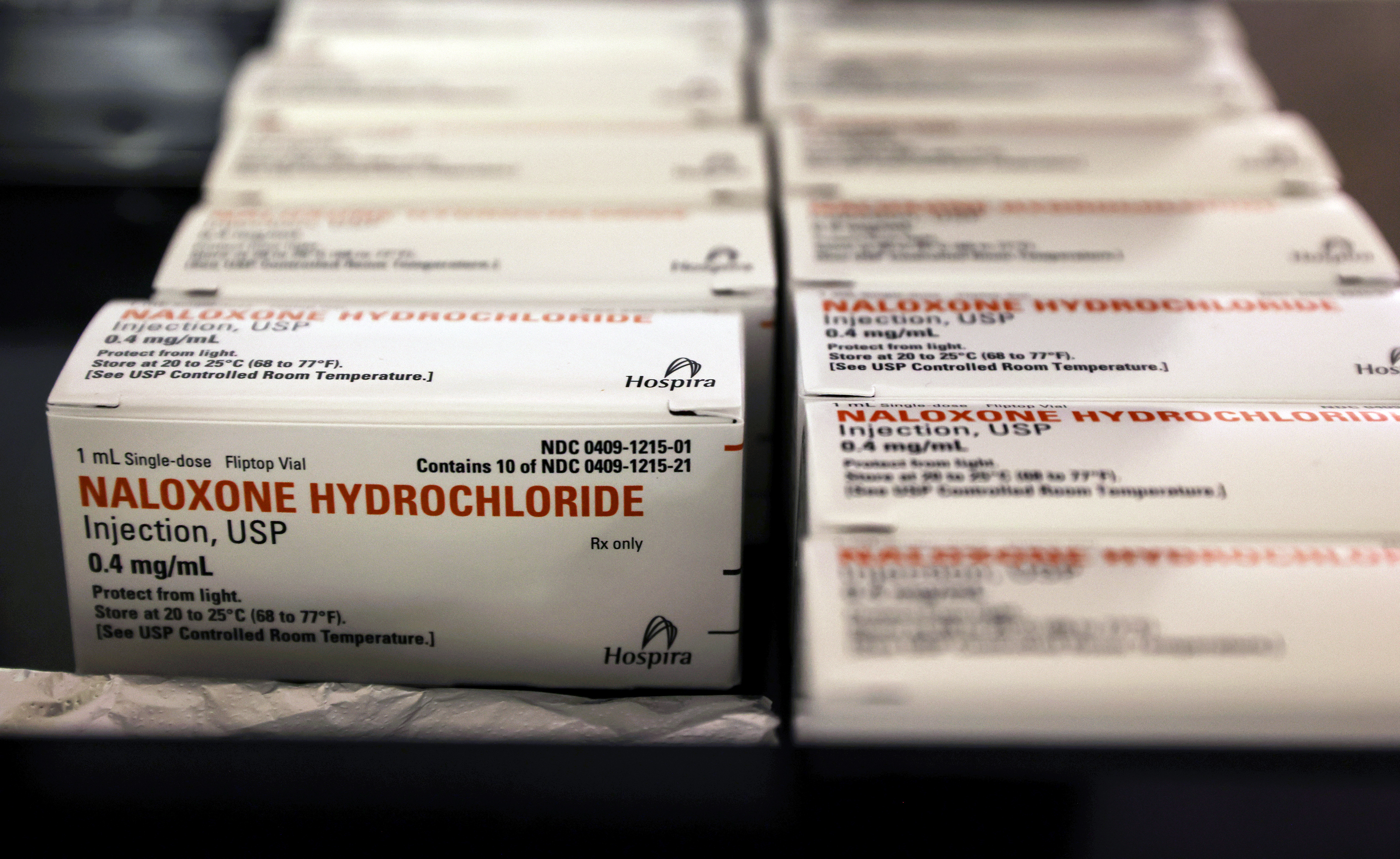 Las dosis de naloxona, que se utilizan para revertir las sobredosis de opiáceos, se encuentran entre los muchos suministros disponibles para los clientes en la Unión de Supervivientes de Carolina del Norte en Greensboro, Carolina del Norte. Las sobredosis han aumentado durante la pandemia. (Foto Prensa Libre: Travis Dove/The New York Times)