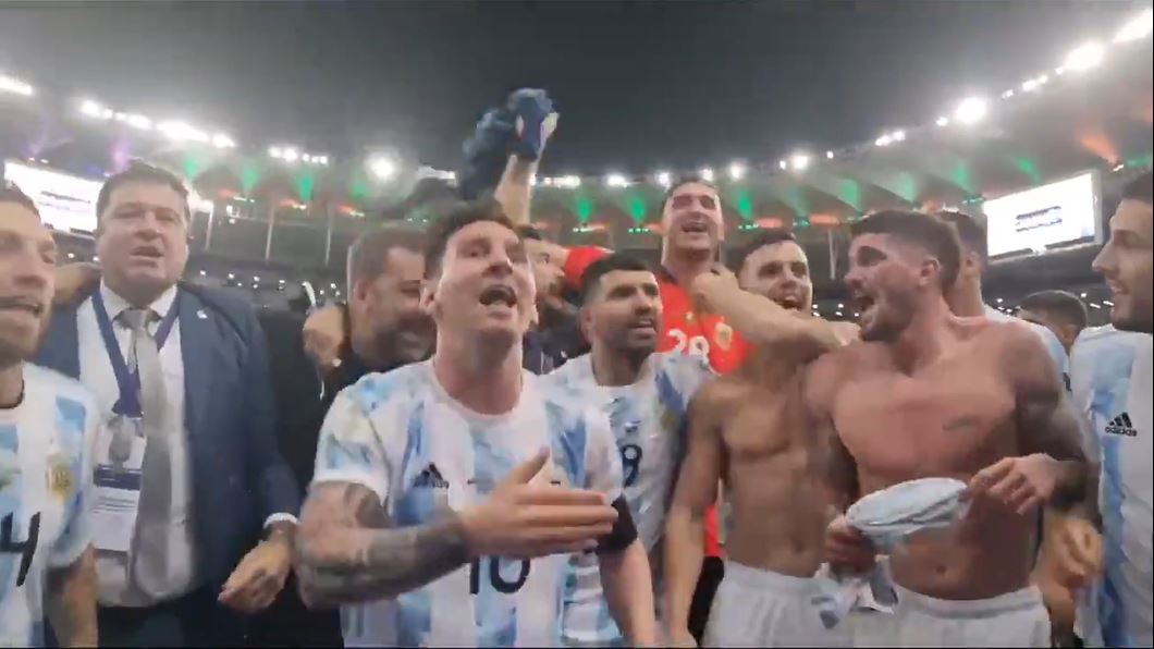 Leo Messi impidió que Rodrigo de Paul se burlara de Brasil en el Marcaná después de haberse coronado en la Copa América. Foto Prensa Libre: Captura de pantalla.