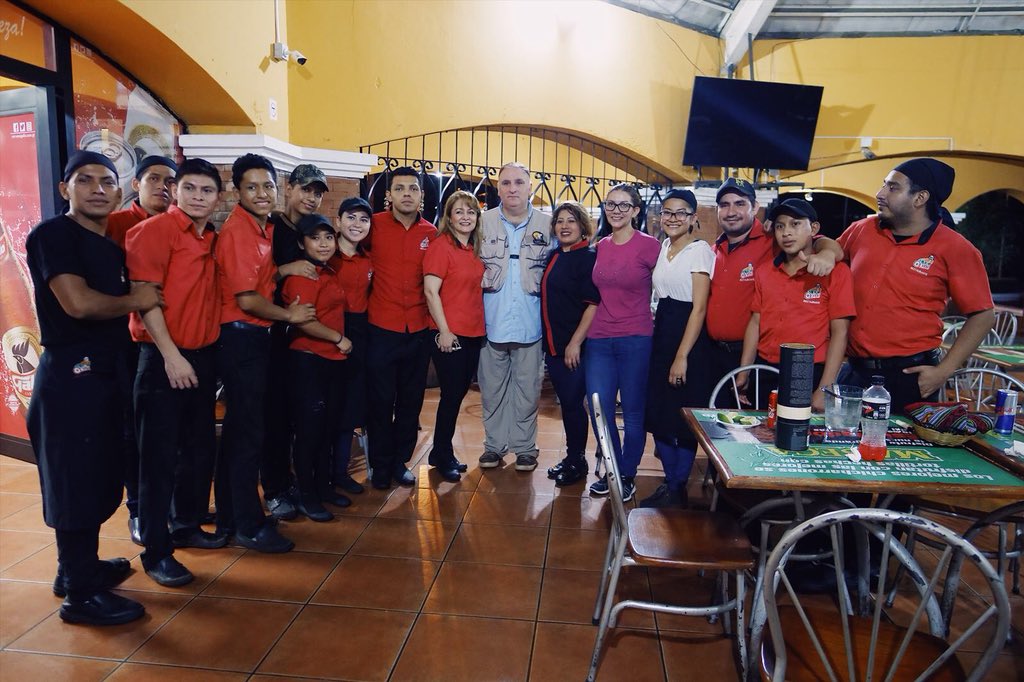 El chef José Andres (centro) y los voluntarios, después de la erupción del Volcán de Fuego, en 2018. (Foto: @Aecid_Guatemala)