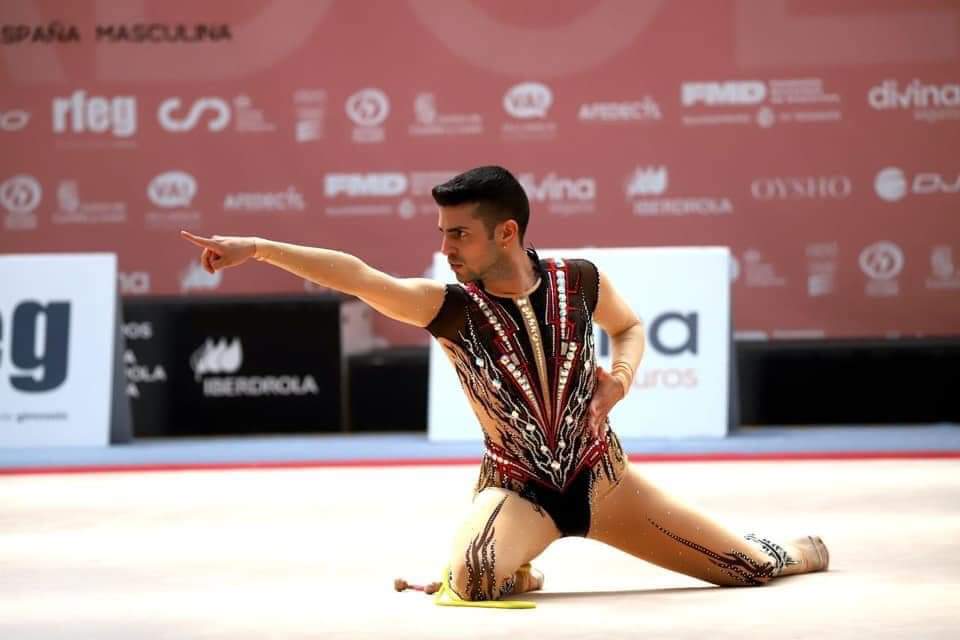 El gimnasta español Cristofer Benítez realizando una de sus rutinas. (Foto Prensa Libre: SantaCruzDeportes Twitter)