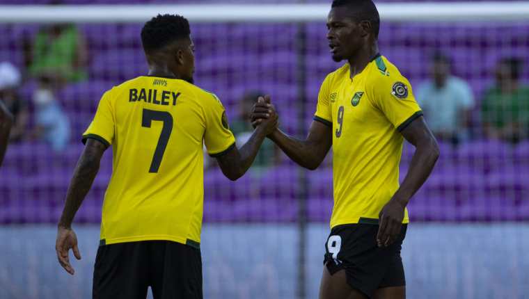 Cory Burke festeja con Bailey el primer gol de Jamaica frente a Guadalupe. (Foto Copa Oro).