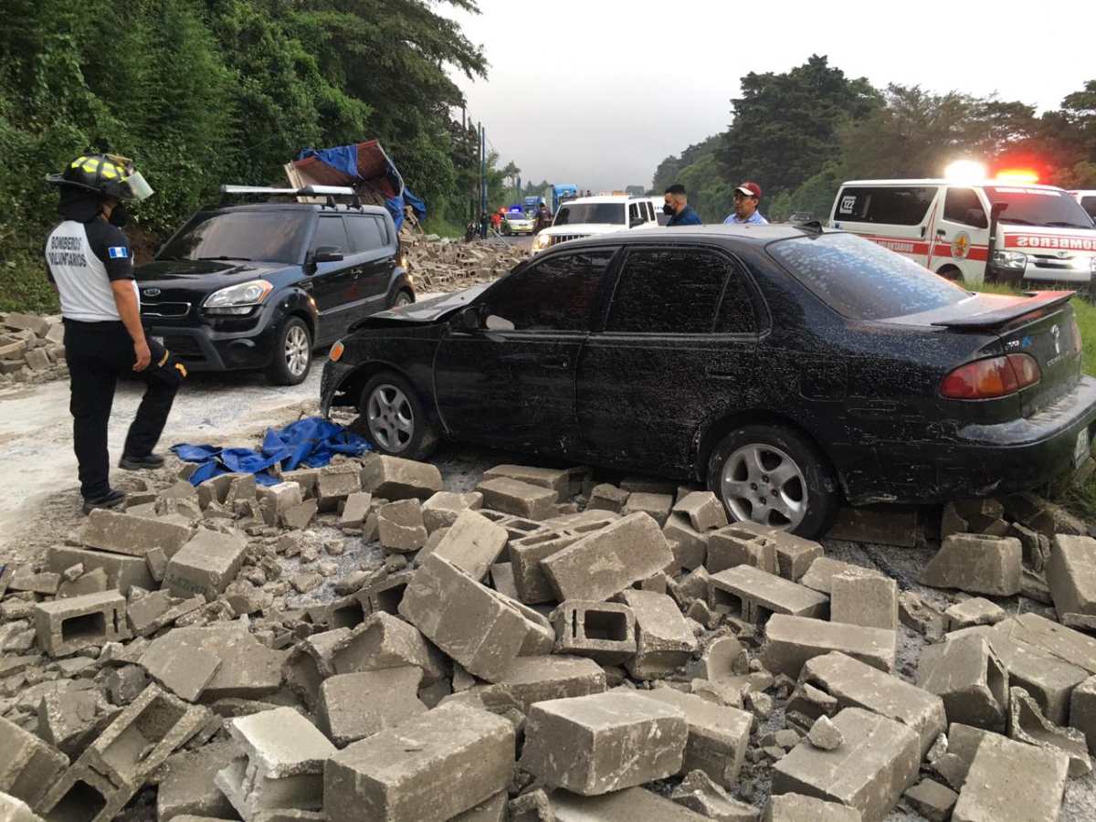 “El camión se los pasó llevando”: trágico accidente en carretera a El Salvador deja dos muertos y varios heridos