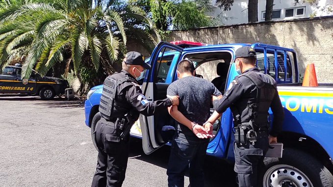 Investigarán si el arma que le fue incautada al custodio pertenece a alguna empresa de seguridad privada. Foto Prensa Libre: PNC.