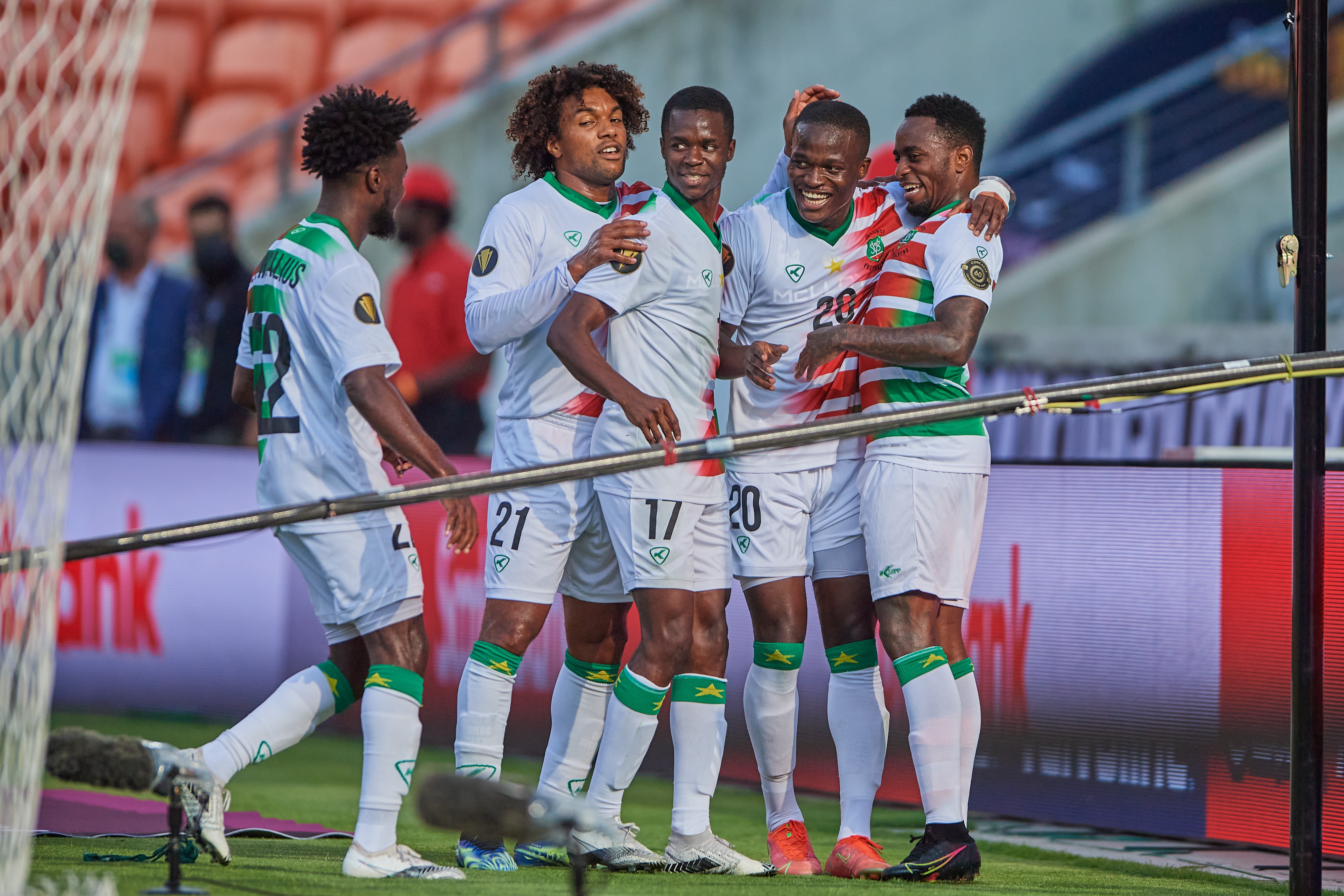 Los jugadores de Surinam celebran uno de los goles frente a Guadalupe. (Foto Copa Oro).