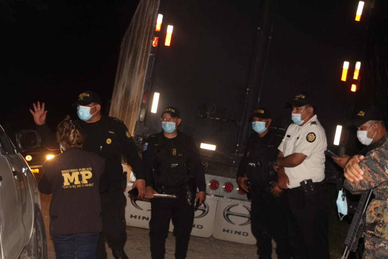 Elementos de la PNC y el MP revisan el interior de los camiones abandonados. (Foto Prensa Libre: Policía Nacional Civil)