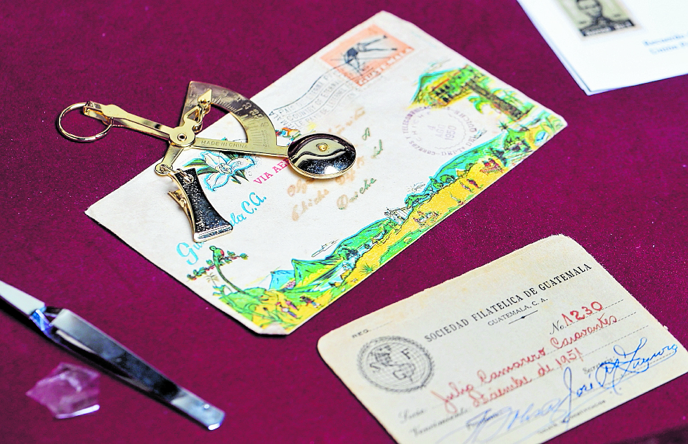 Accesorios que utiliza un coleccionista de sellos postales, y que se encuentran en el Departamento de Filatelia. Foto: Juan Diego González