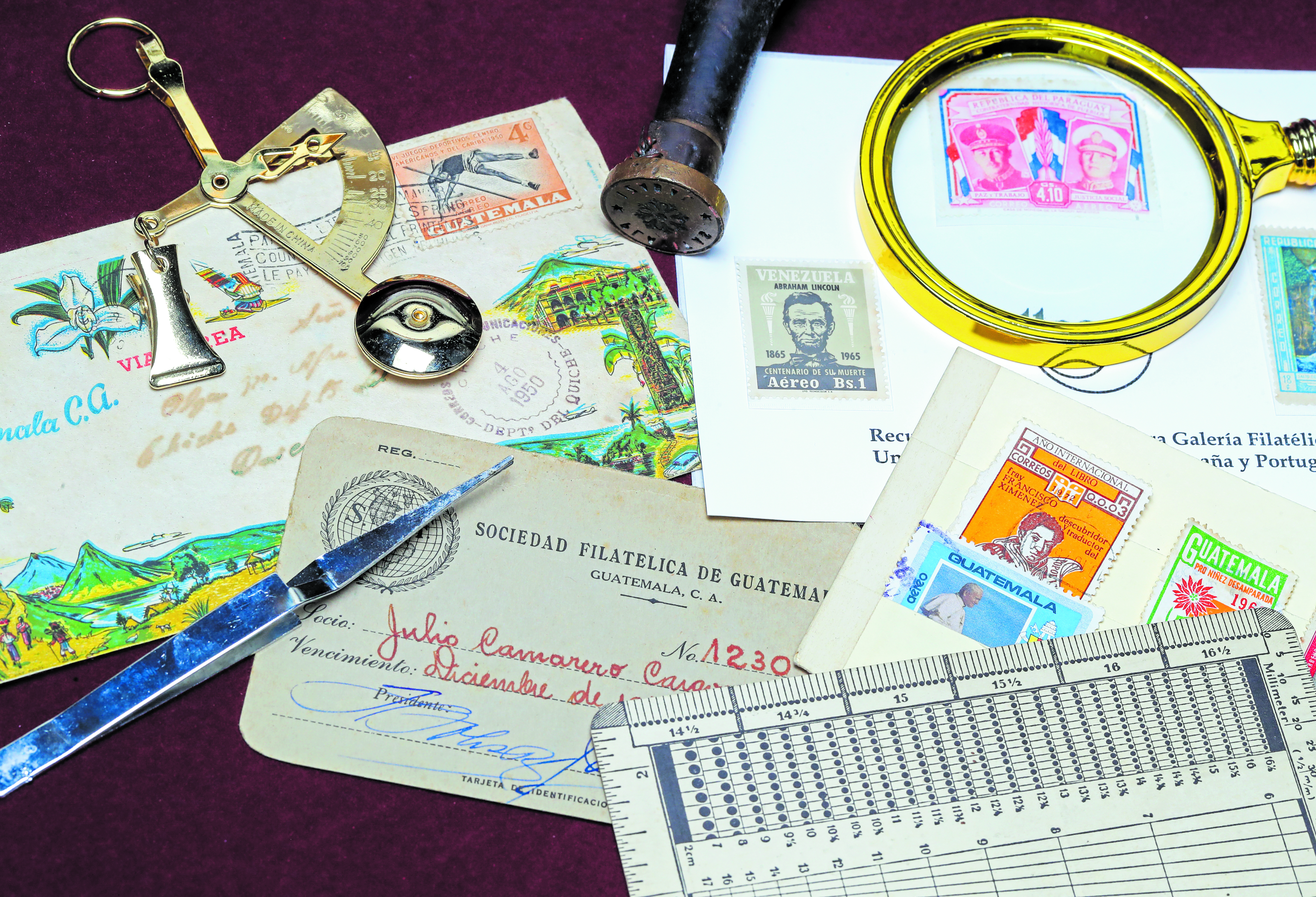 Implementos de un coleccionista de sellos. Fotos: Juan Diego González