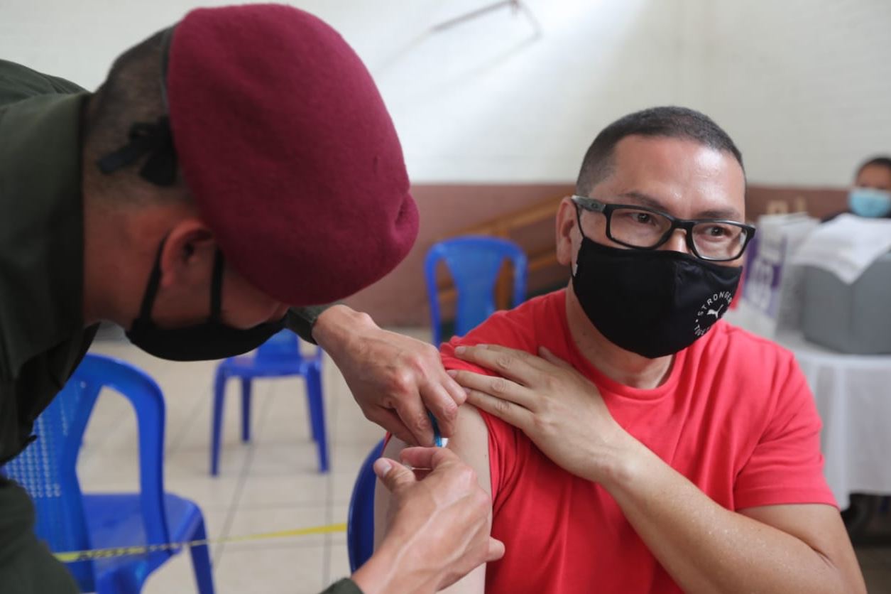 Mario Chang, de 47 años, recibe la primera dosis de vacuna contra el coronavirus en el Centro de Educación Especial Alida España de la capital. (Foto Prensa Libre: Érick Ávila)